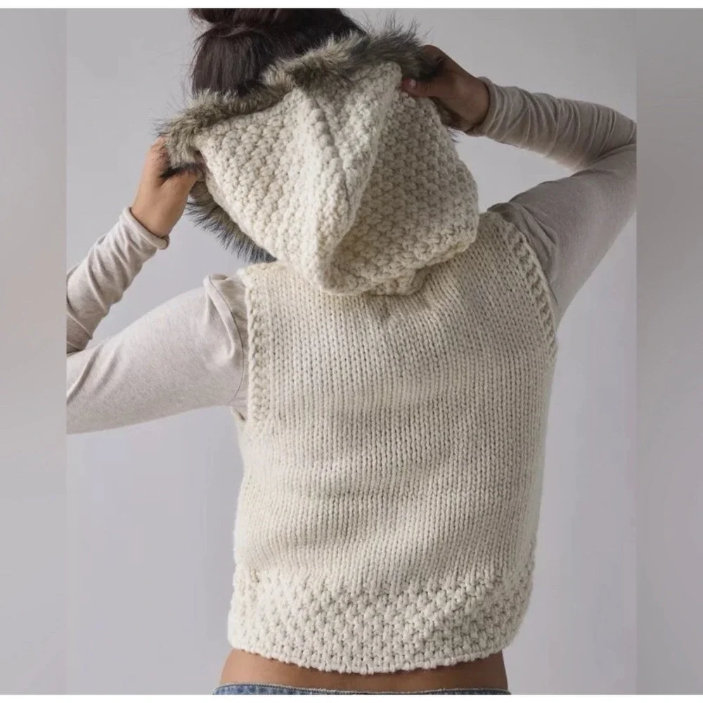 Urban‎ Outfitters BDG Cable Knit Faux Fur Hooded Sweater Vest XL Chunky Cream